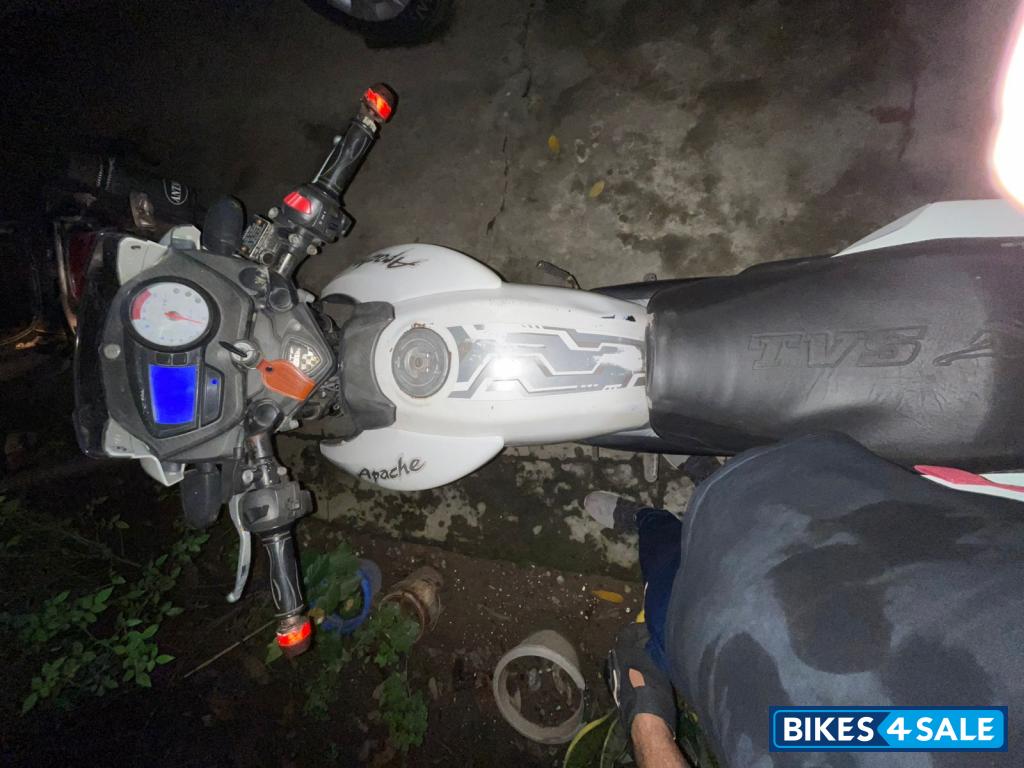White TVS Apache RTR 180