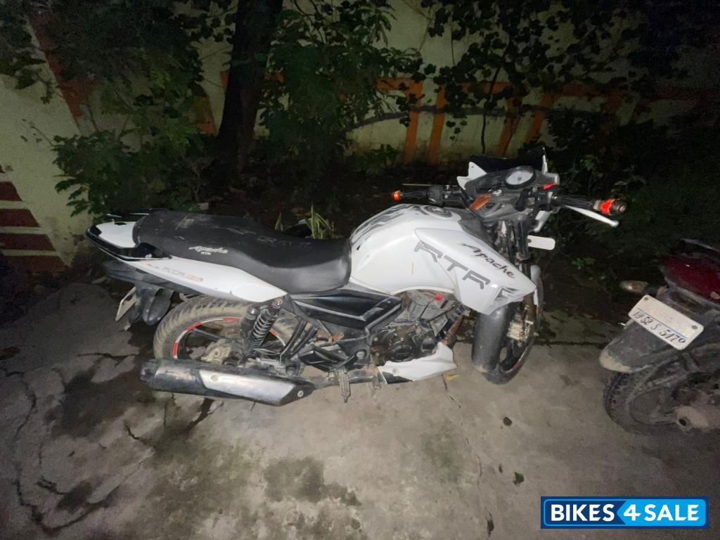 White TVS Apache RTR 180
