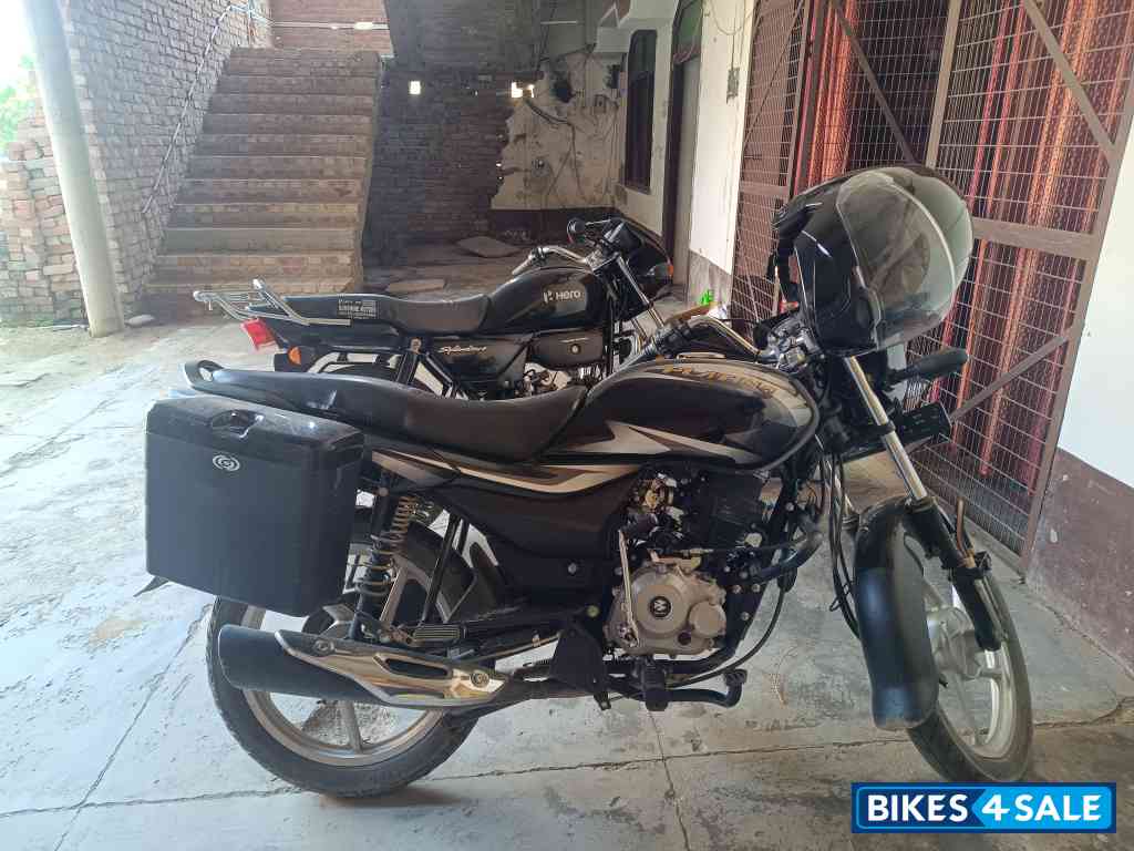 Black Bajaj Platina 100 ES