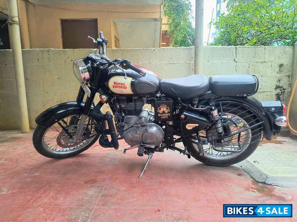 Black Royal Enfield Classic 350 BS VI