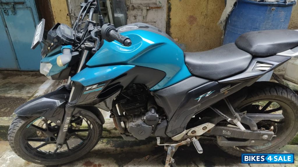 Cyan Yamaha FZS 25