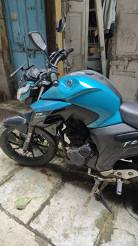 Cyan Yamaha FZS 25