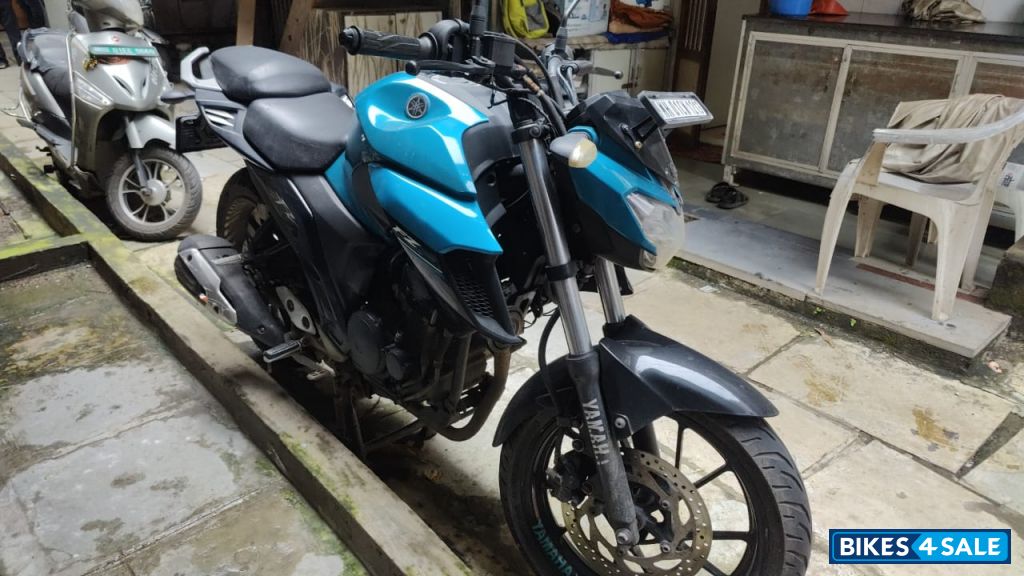 Cyan Yamaha FZS 25