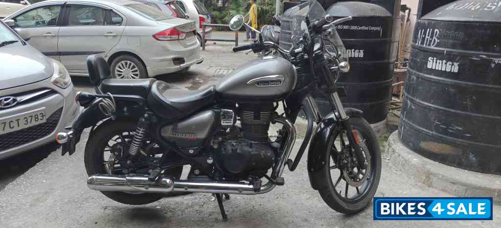 Silver Black Dual Tone Royal Enfield Meteor 350 Supernova