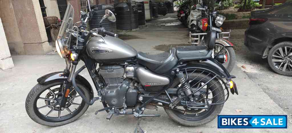 Silver Black Dual Tone Royal Enfield Meteor 350 Supernova