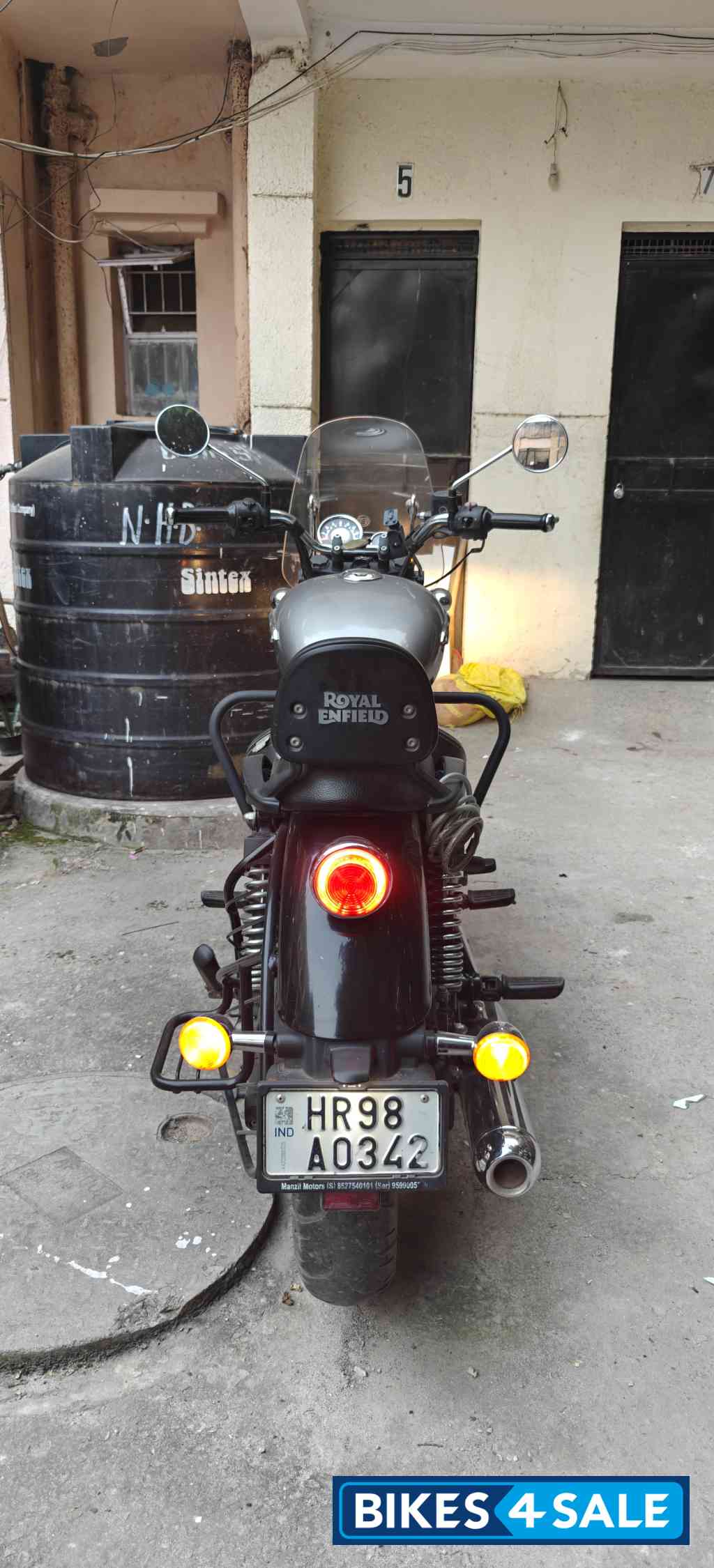 Silver Black Dual Tone Royal Enfield Meteor 350 Supernova