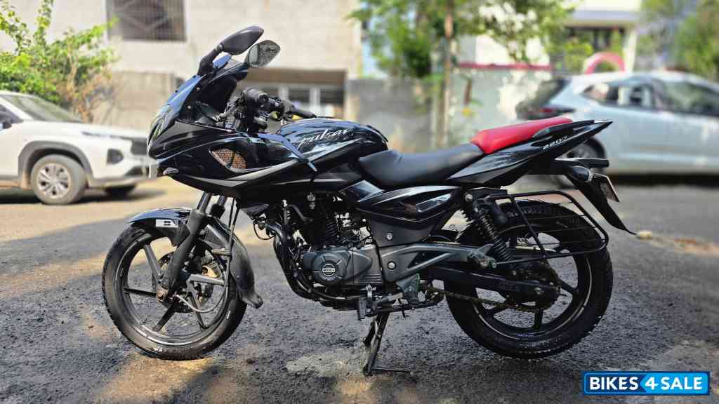 Black Bajaj Pulsar 220 DTSi Black Bajaj Pulsar 220 DTSi