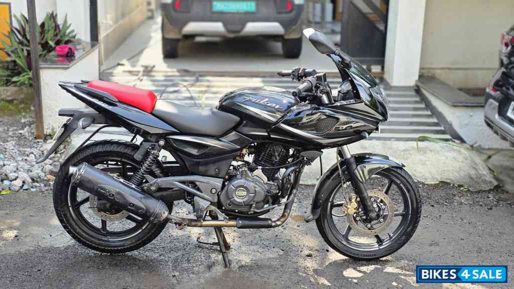 Black Bajaj Pulsar 220 DTSi Black Bajaj Pulsar 220 DTSi