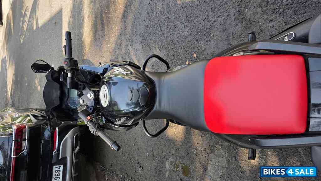 Black Bajaj Pulsar 220 DTSi Black Bajaj Pulsar 220 DTSi