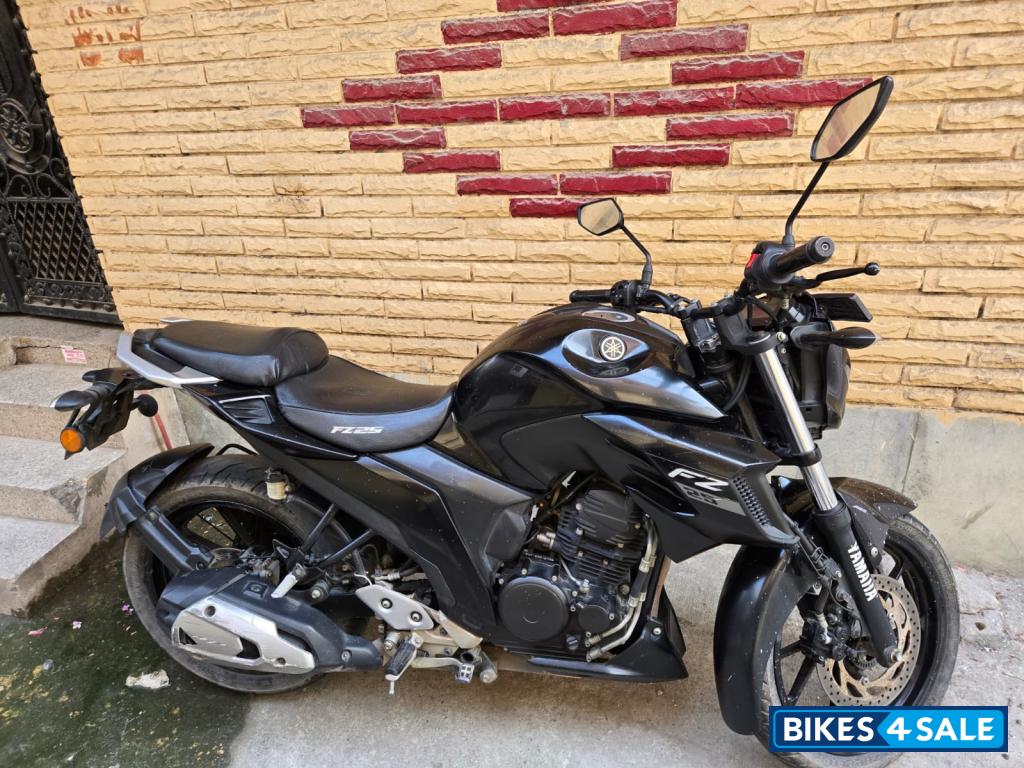 Black Yamaha FZS 25 2022 Black Yamaha FZS 25 2022
