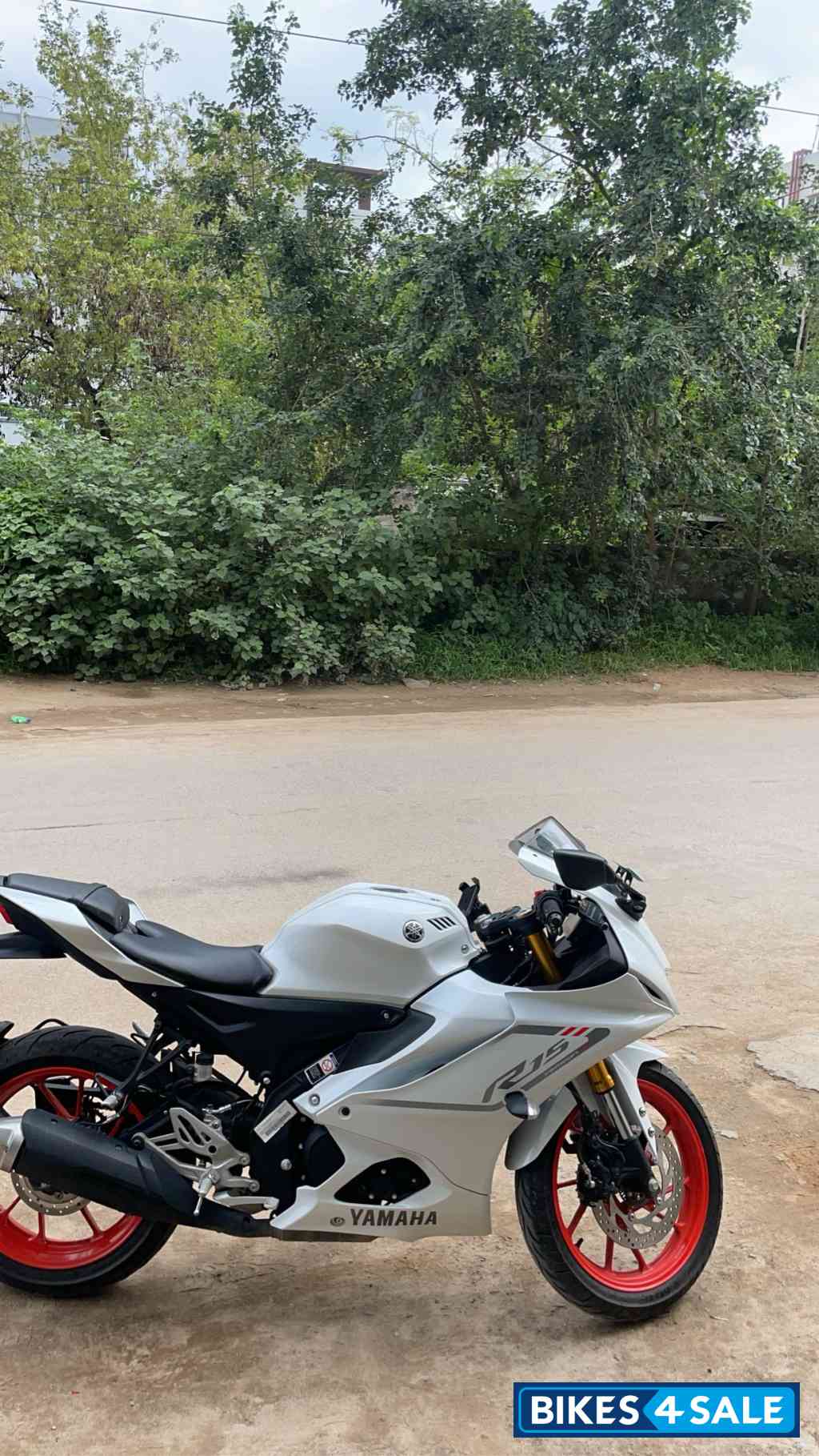 Intensity White Yamaha R15 V4