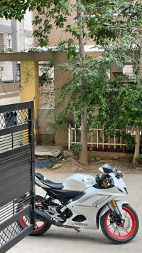 Intensity White Yamaha R15 V4