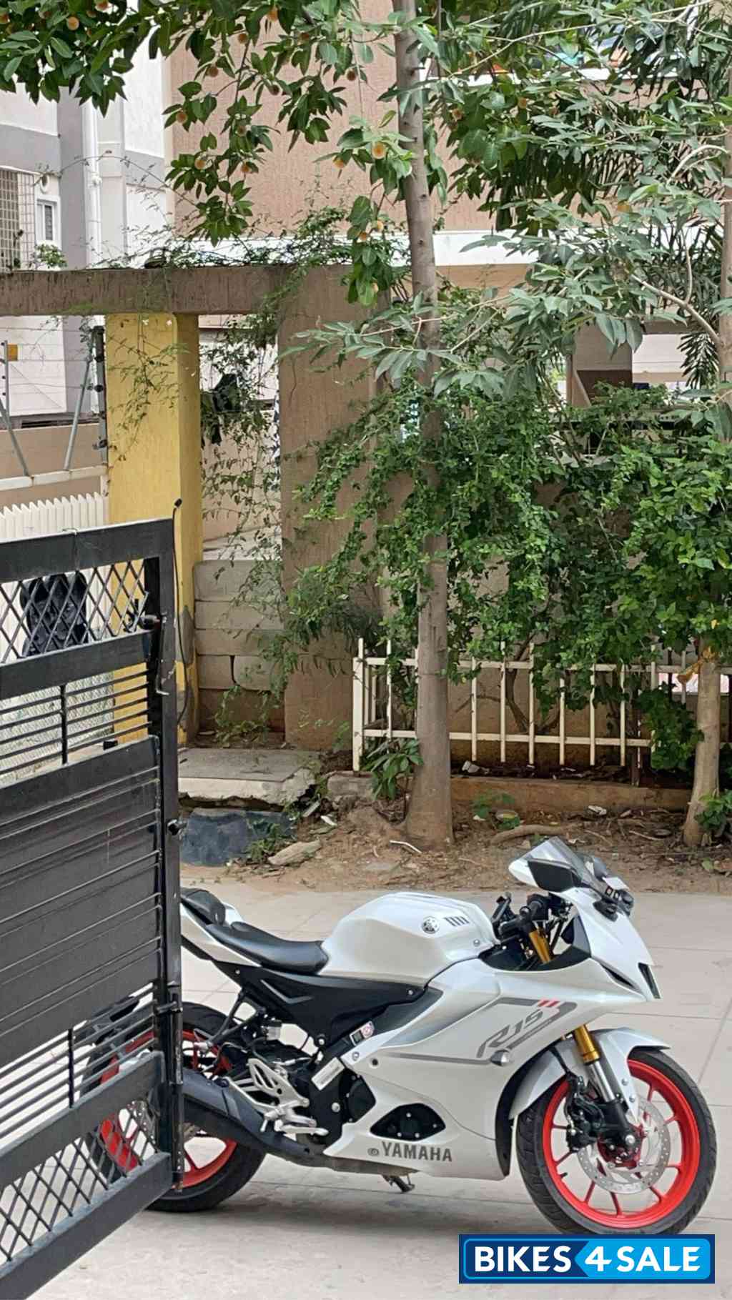 Intensity White Yamaha R15 V4