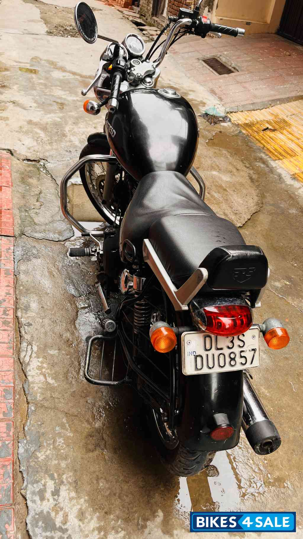 Black Royal Enfield Thunderbird 350
