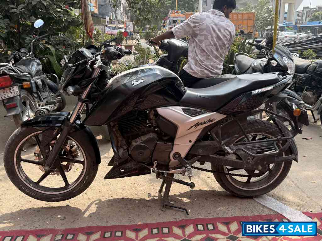 Black TVS Apache RTR 160 4V