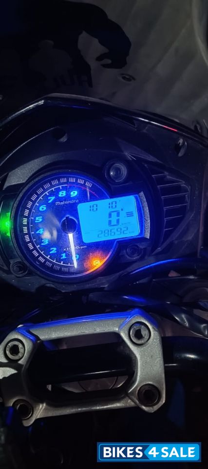 Mahindra Mojo 300 ABS BS6