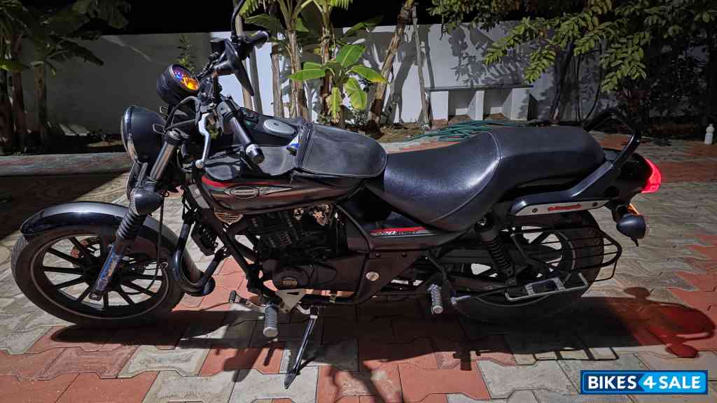 Black Bajaj Avenger Street 220