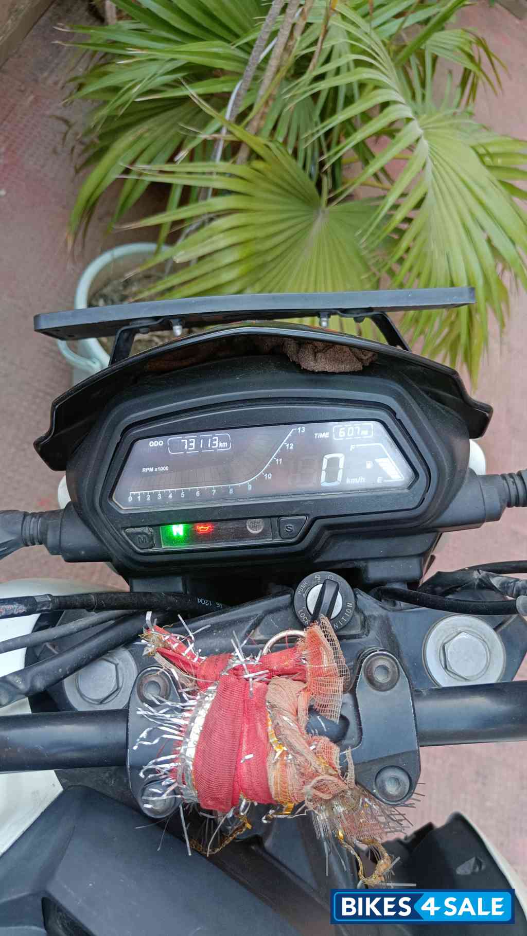 White Bajaj Dominar 400 Disc