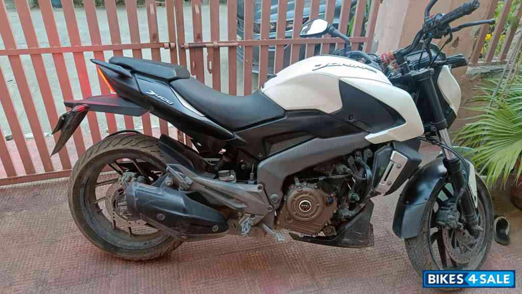 White Bajaj Dominar 400 Disc