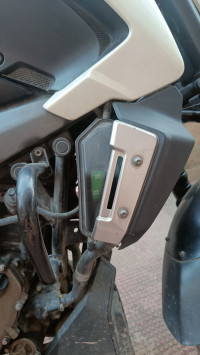 White Bajaj Dominar 400 Disc