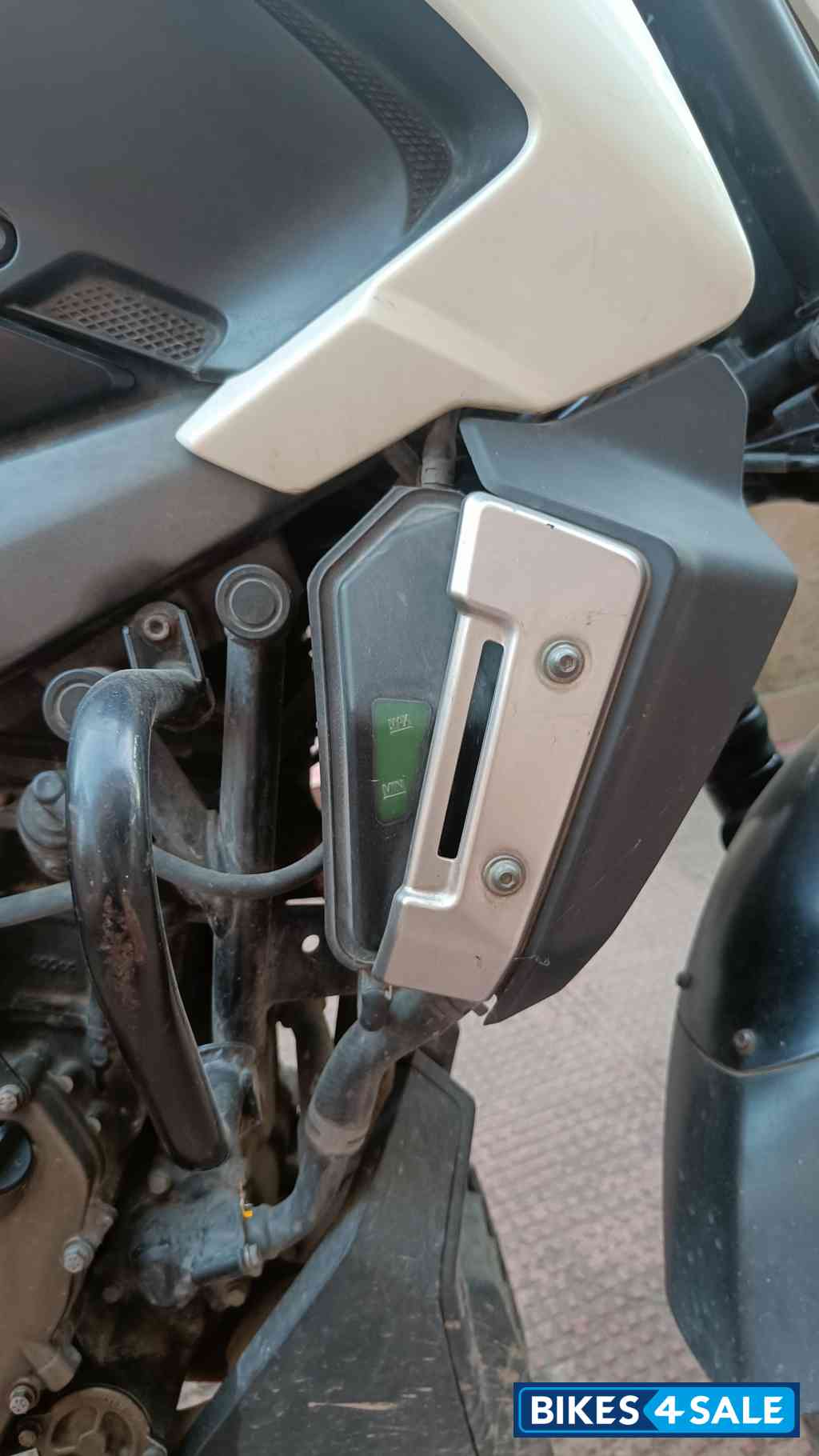 White Bajaj Dominar 400 Disc