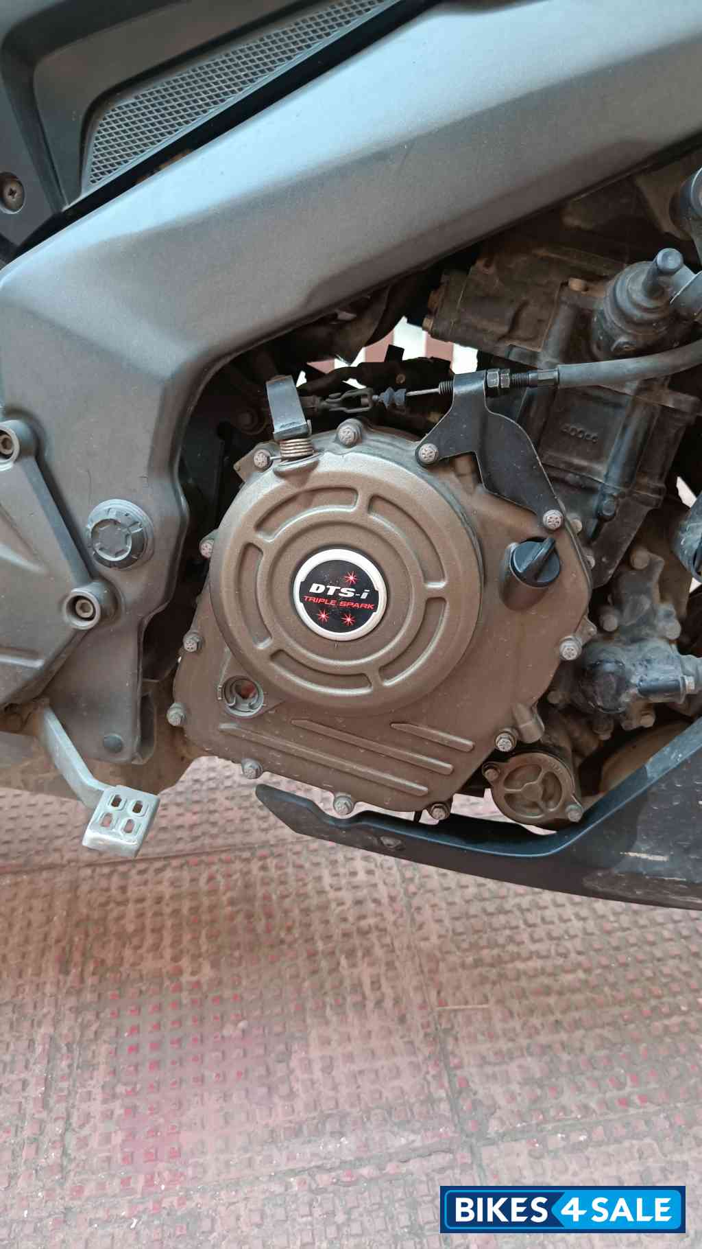 White Bajaj Dominar 400 Disc