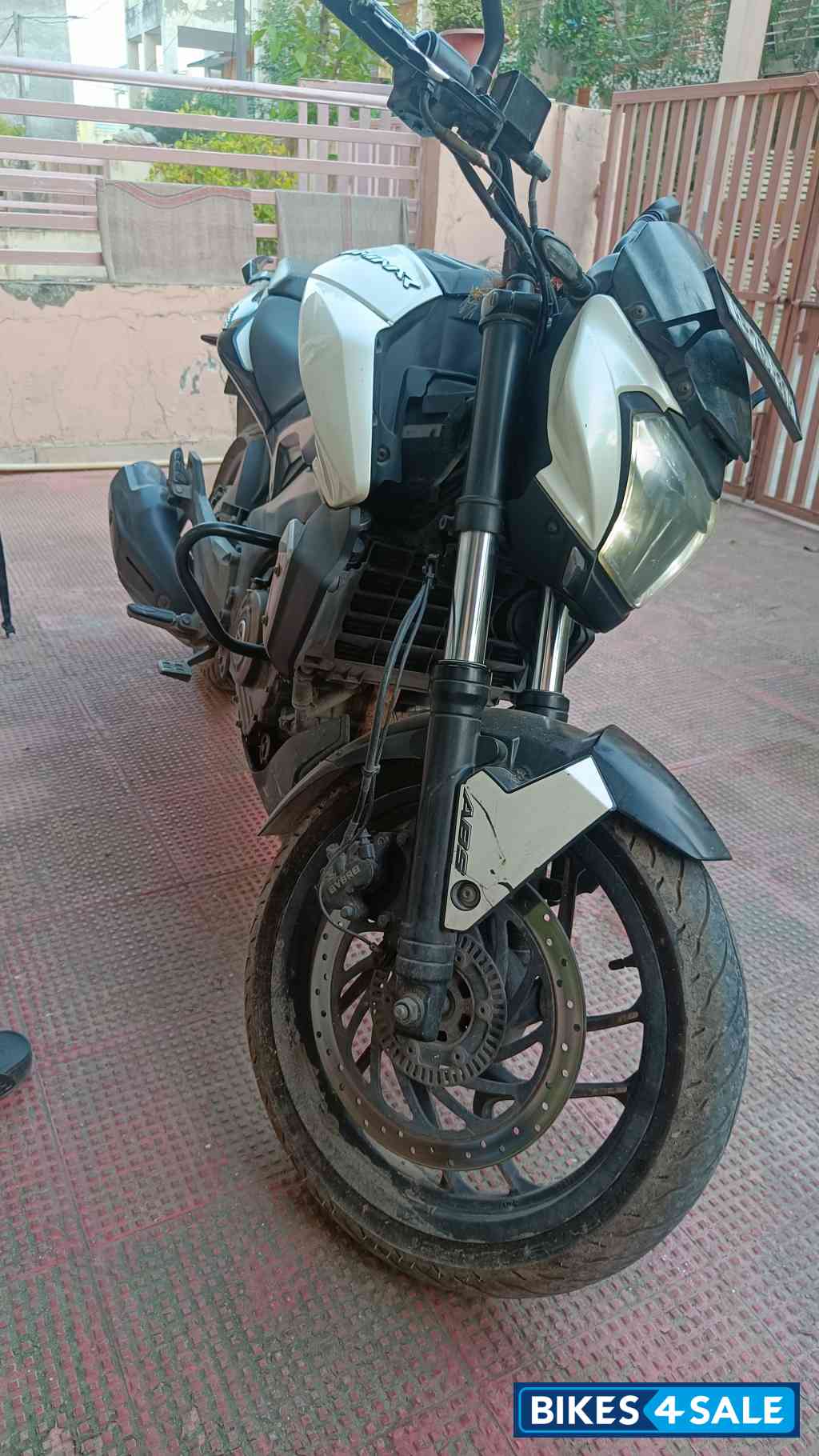 White Bajaj Dominar 400 Disc