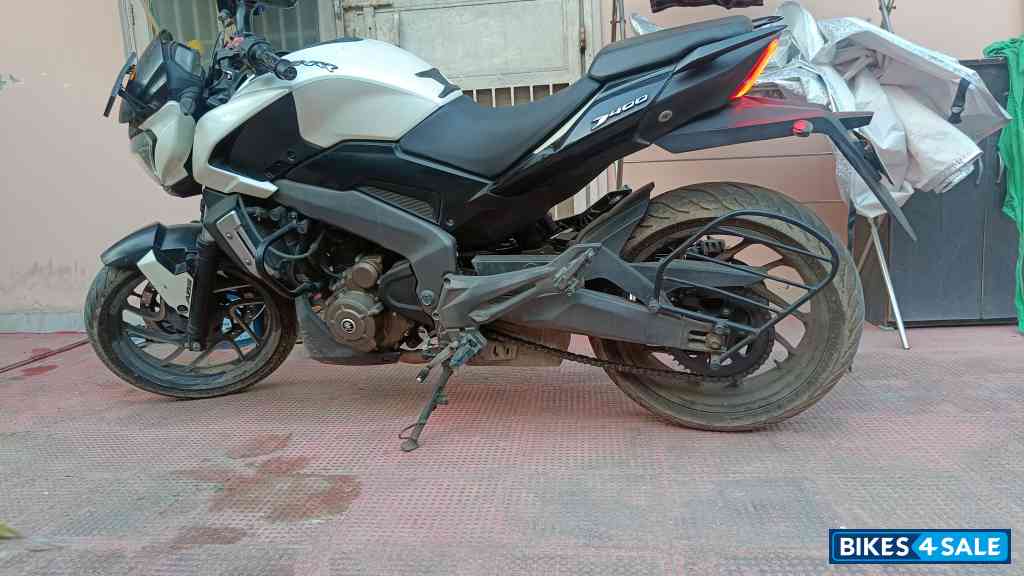 White Bajaj Dominar 400 Disc