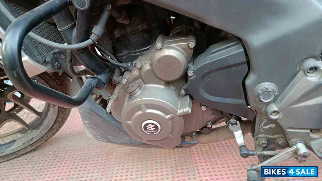 White Bajaj Dominar 400 Disc