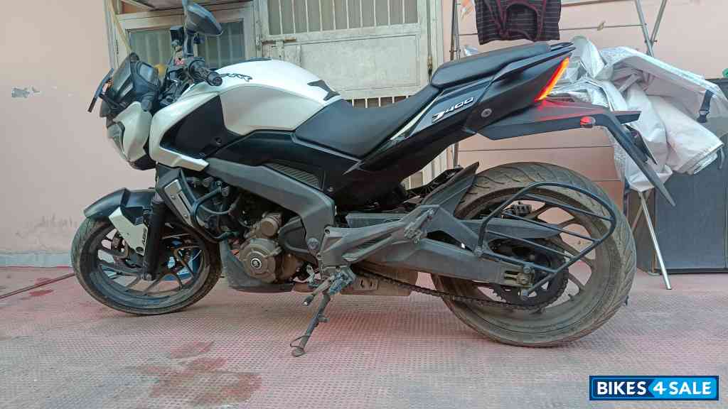 White Bajaj Dominar 400 Disc