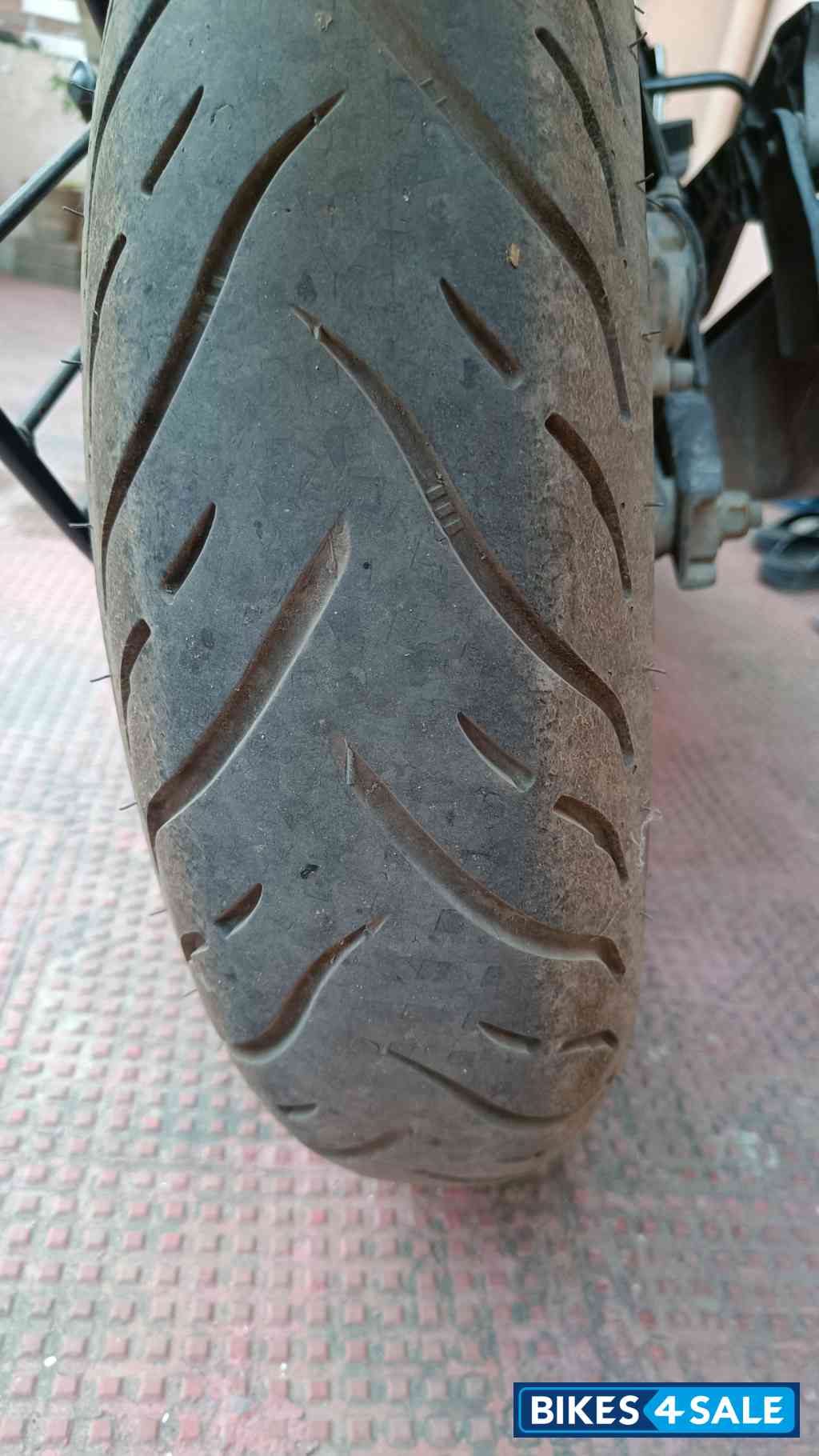 White Bajaj Dominar 400 Disc