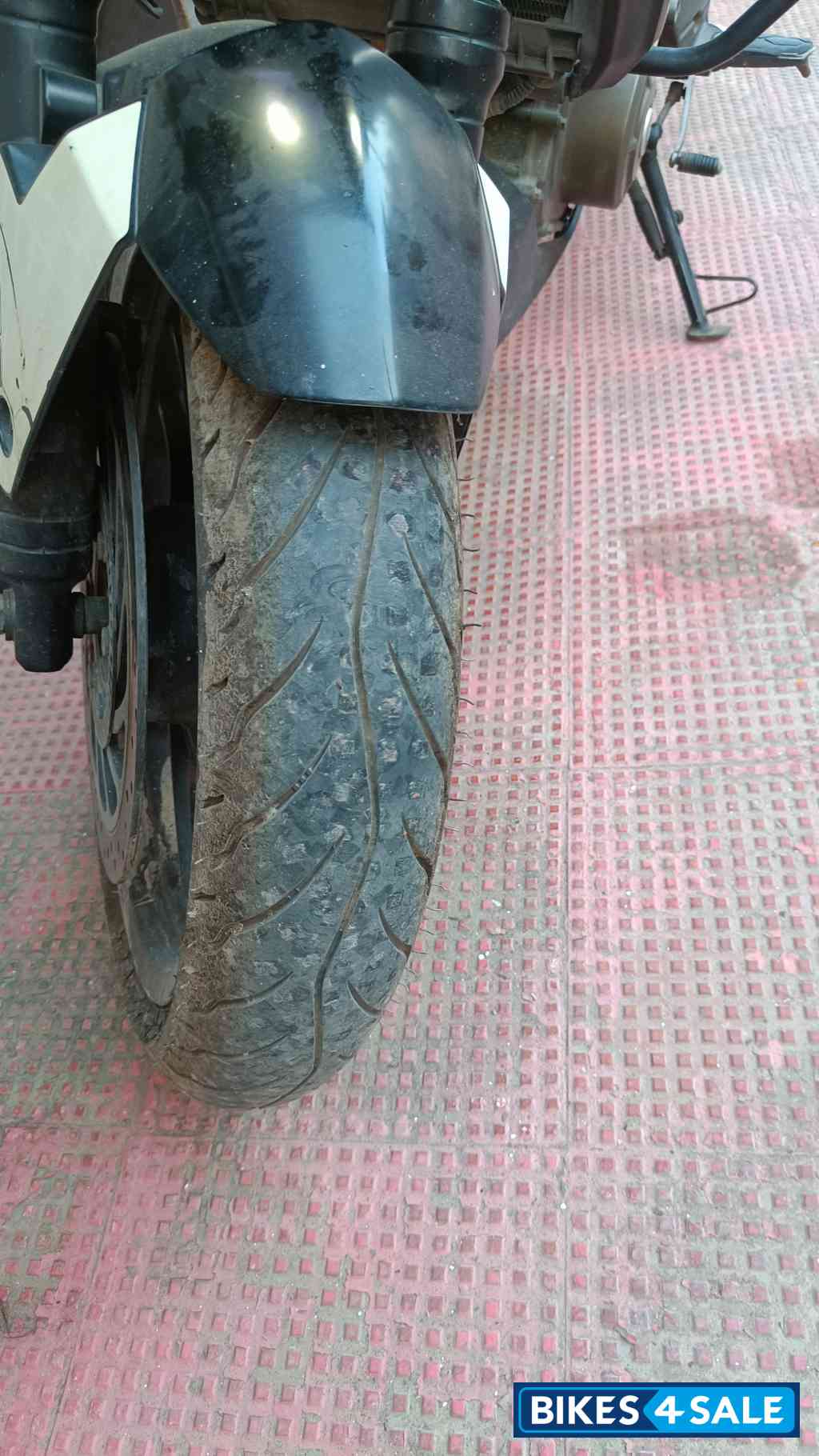 White Bajaj Dominar 400 Disc