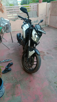 White Bajaj Dominar 400 Disc