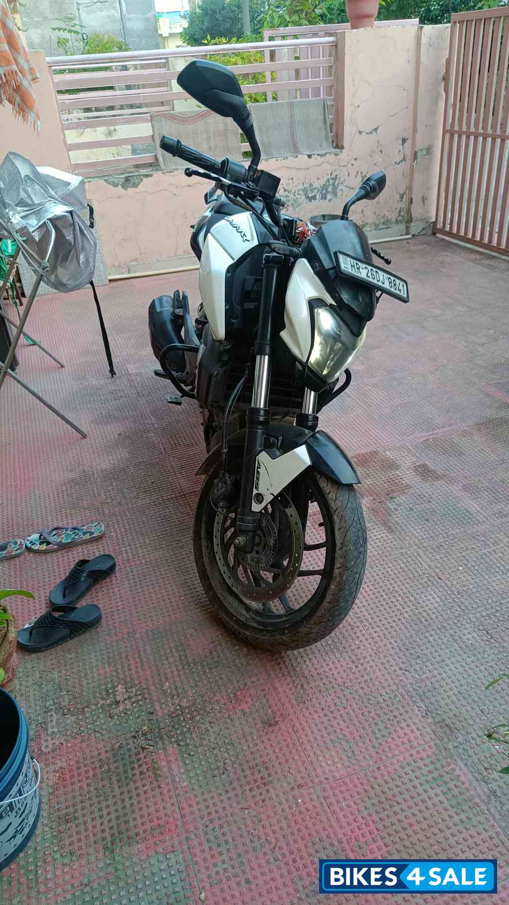 White Bajaj Dominar 400 Disc