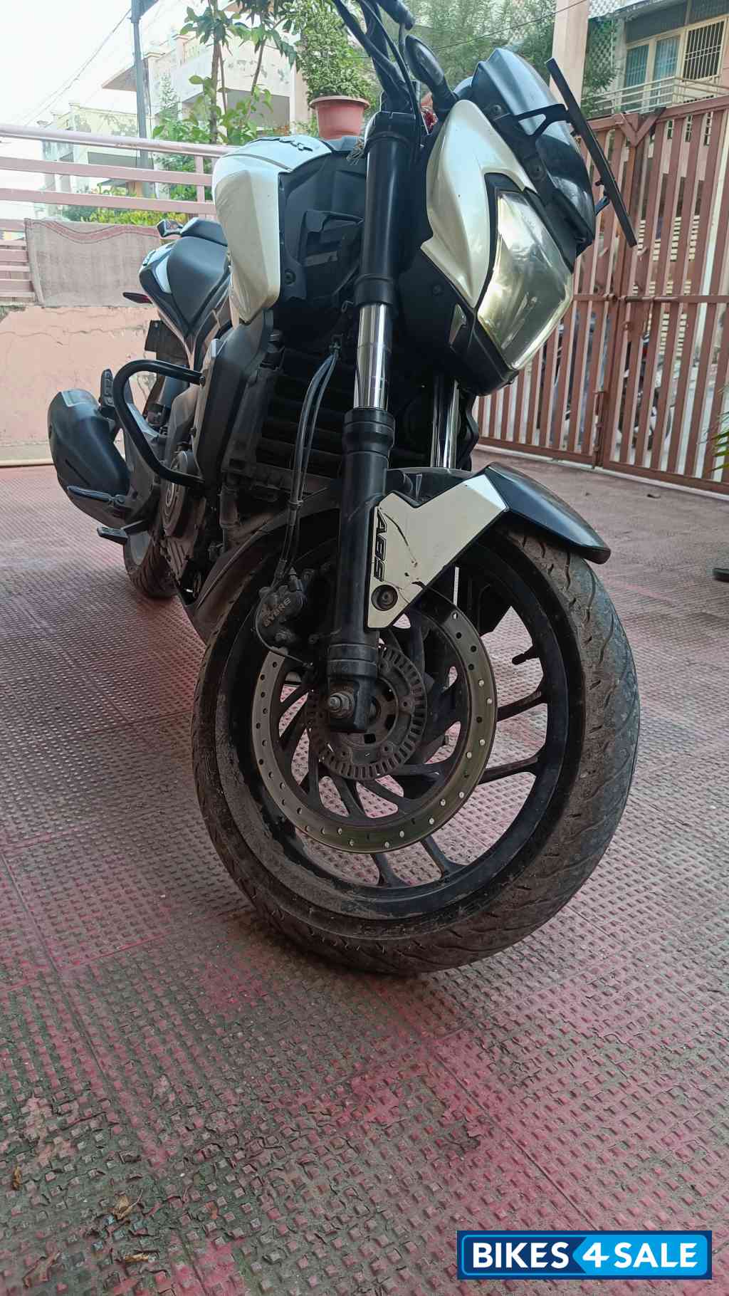 White Bajaj Dominar 400 Disc