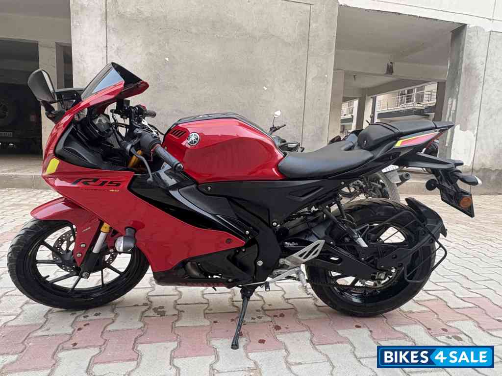 Yamaha R15 V4