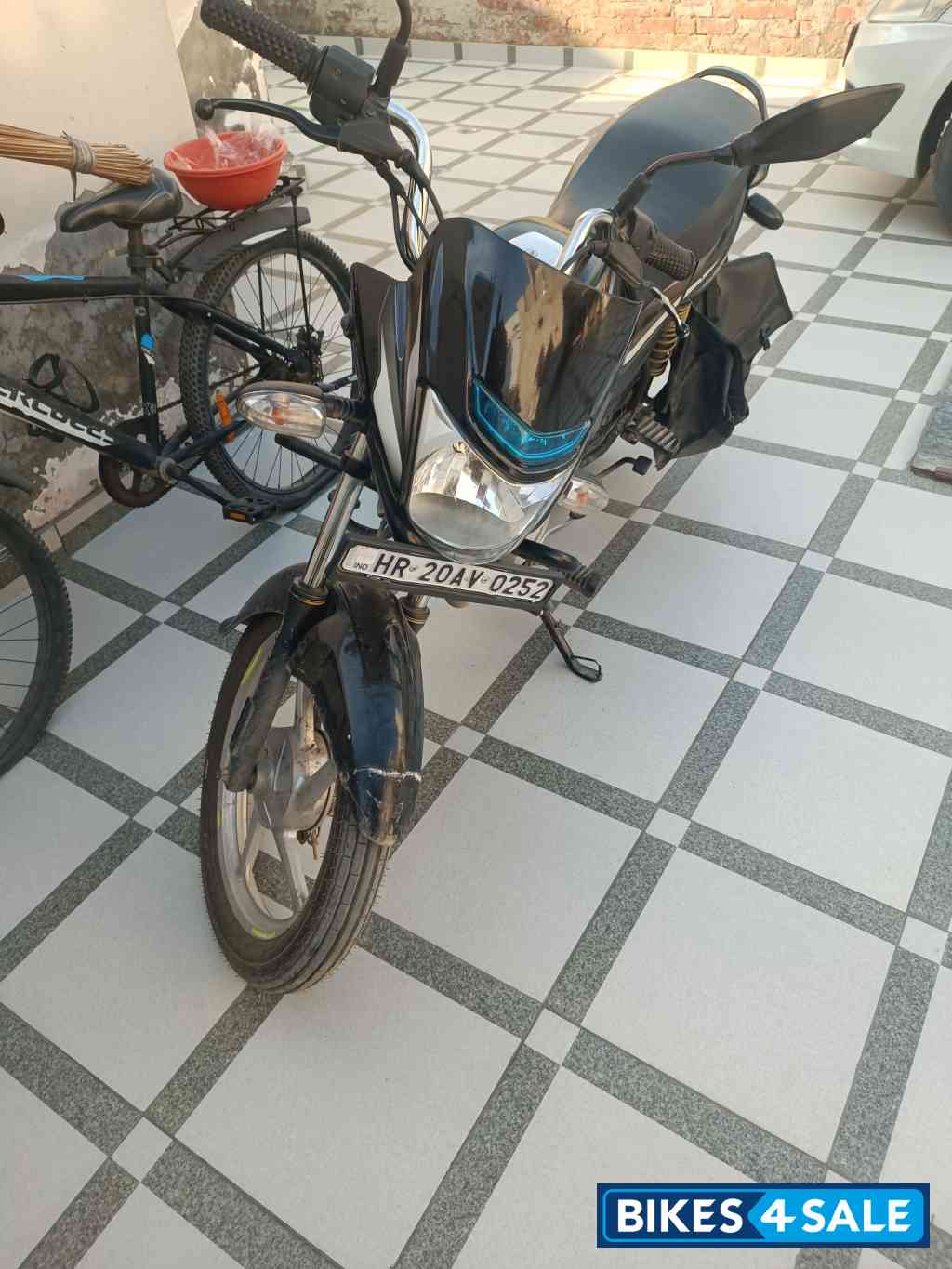 Black Bajaj Platina 100 ES BS6