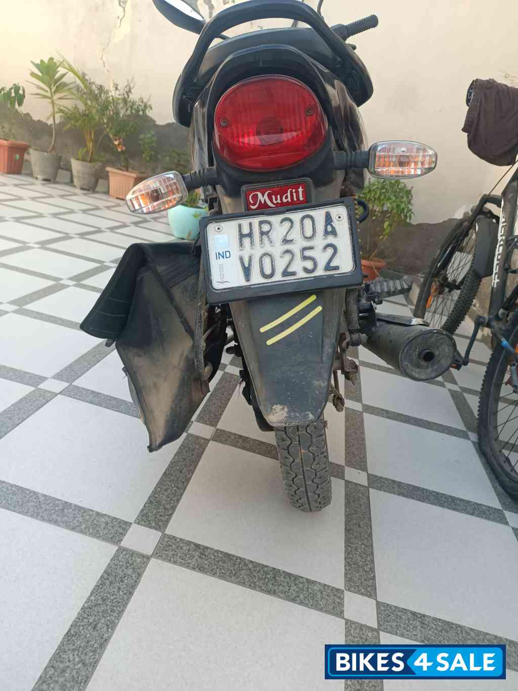 Black Bajaj Platina 100 ES BS6