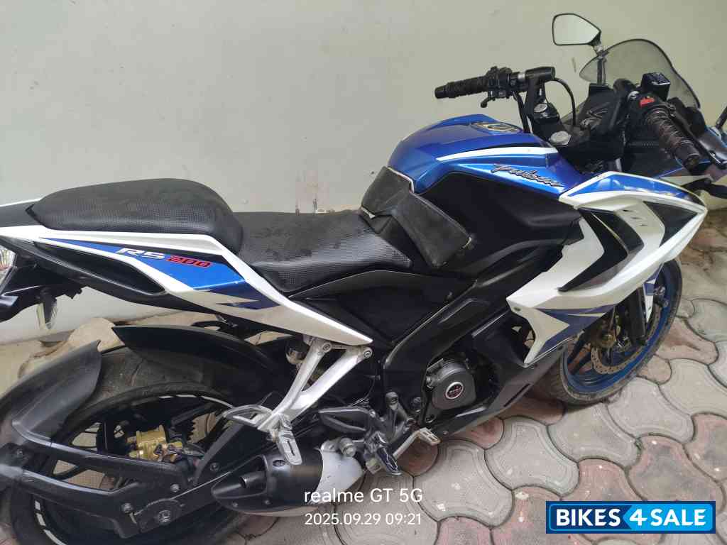 Bajaj Pulsar RS 200 ABS
