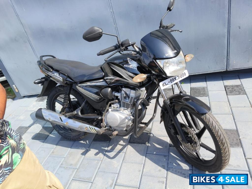 Black Honda Shine 125