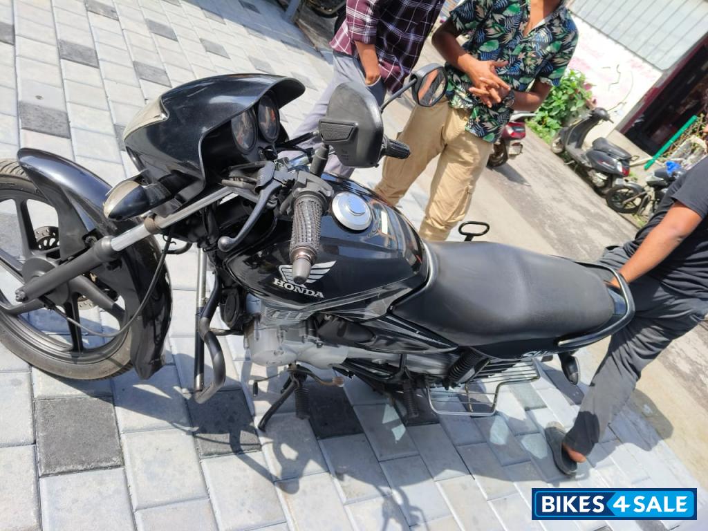 Black Honda Shine 125