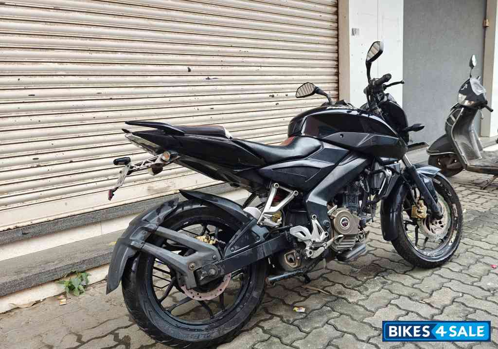 Black Bajaj Pulsar NS200