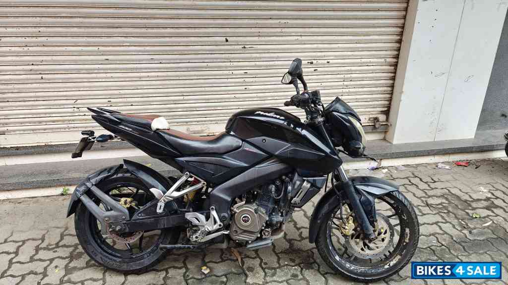 Black Bajaj Pulsar NS200