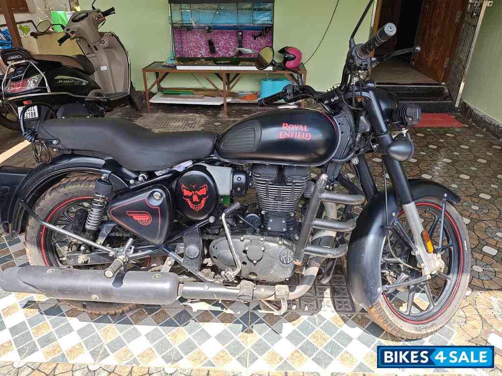 Stealth Black Royal Enfield Classic Stealth Black