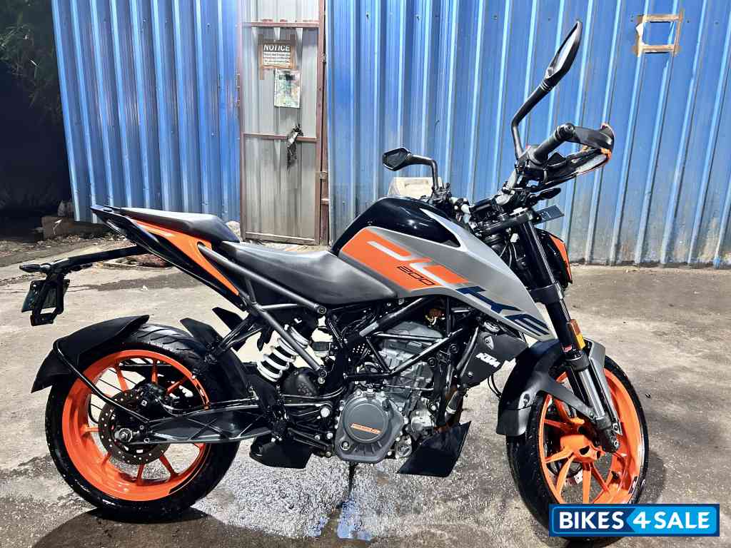 Orange KTM Duke 200 2022
