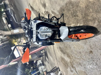 Orange KTM Duke 200 2022
