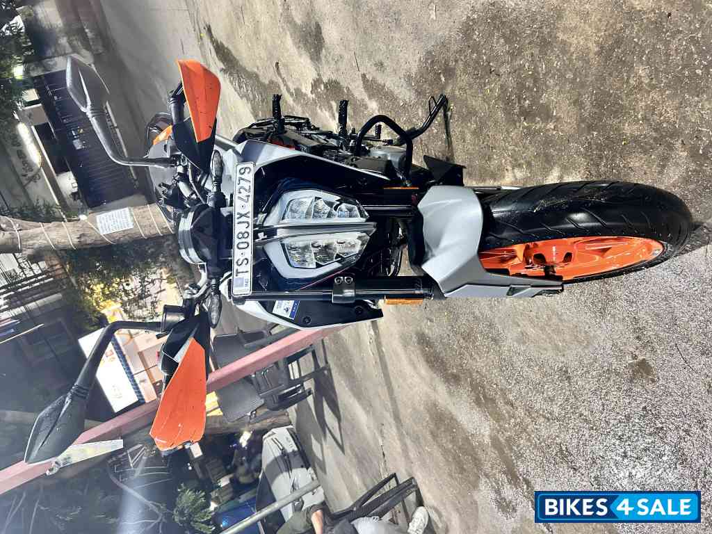 Orange KTM Duke 200 2022