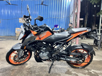 Orange KTM Duke 200 2022