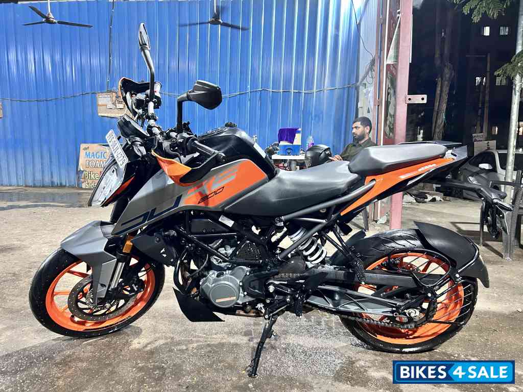 Orange KTM Duke 200 2022