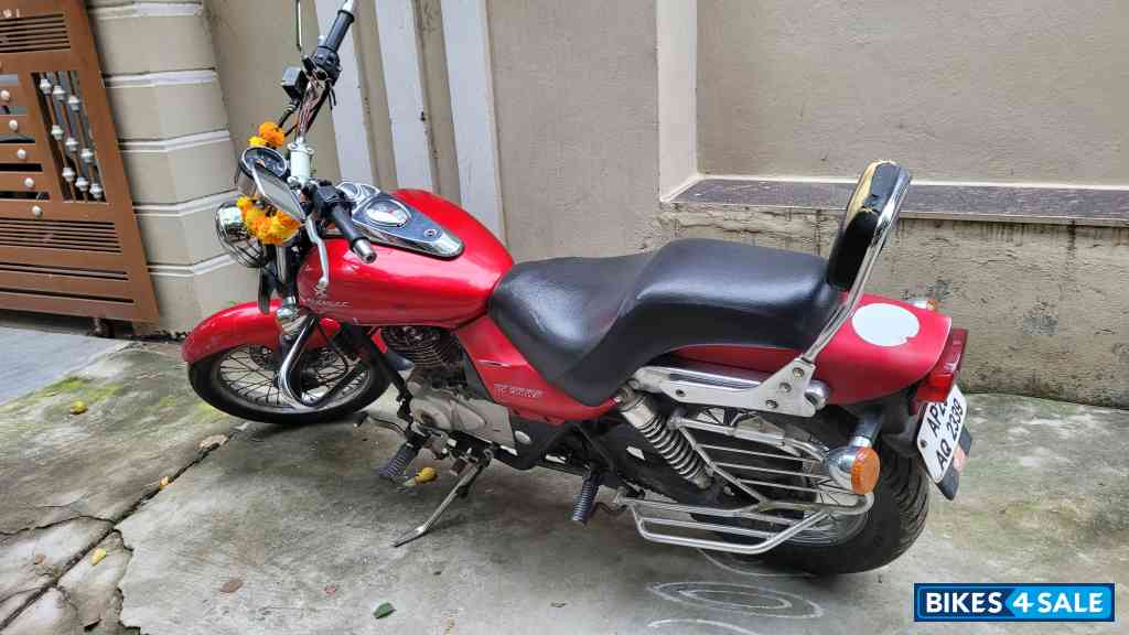 Wine Red Bajaj Avenger 220 DTS-i